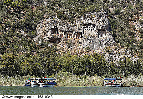 Türkei  Dalyan  Ausflugsboote bei den lykischen Felsengräbern von Kaunos
