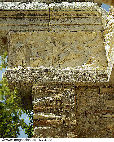 Türkei. Ephesus. Griechisch-römische Stadt. Ruinen des Hadrianstempels. 2. Jahrhundert. Friesreliefs  3. Jahrhundert.