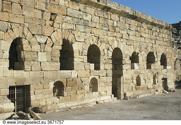 Türkei Hierapolis bei Pamukkale im Tal des Mäander Theater Mauer am Eingang