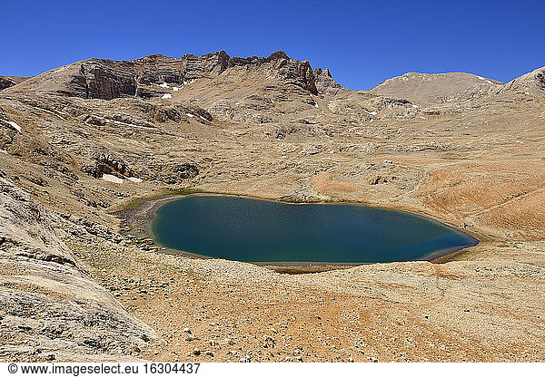 Türkei  Hoch- oder Anti-Taurusgebirge  Aladaglar Nationalpark  Yedigoller Plateau  Großer See unterhalb des Kizilkaya Berges
