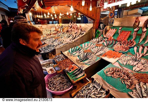 Türkei  Istanbul. Am Marmara-Meer  im Bereich Kumkapi dieser Fischmarkt bieten eine Vielzahl von frischen Lebensmitteln. Es gibt auch teuren Fischrestaurants befindet sich der Markt.