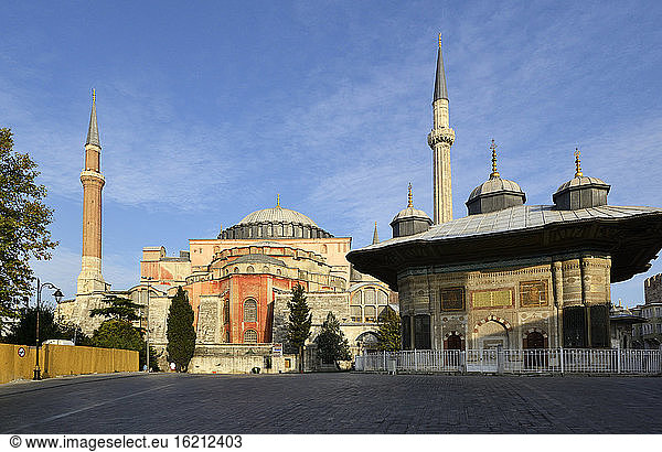 Türkei  Istanbul  Blick auf die Hagia Sophia und den Brunnen von Ahmed III.