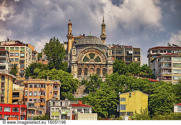 Türkei  Istanbul  Cihangir-Moschee und Häuser im Stadtteil Beyoglu