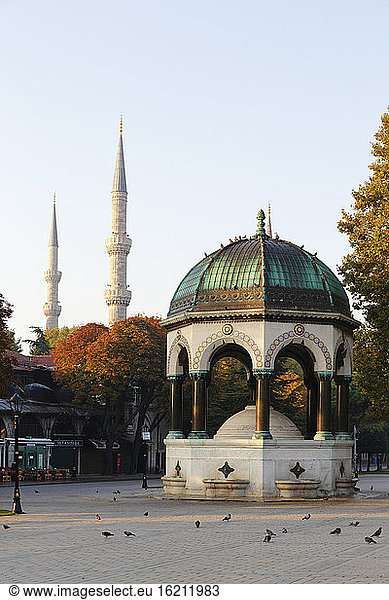 Türkei  Istanbul  Kaiser-Wilhelm-Brunnen und Blaue Moschee im Hippodrom von Konstantinopel