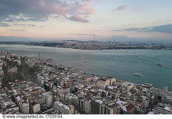 Türkei  Istanbul  Luftaufnahme des Bosporus und der umliegenden Stadt in der Abenddämmerung