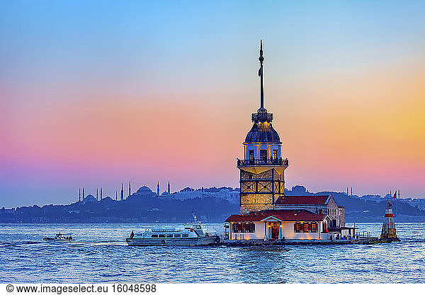 Türkei  Istanbul  Maidens Tower bei stimmungsvoller Abenddämmerung