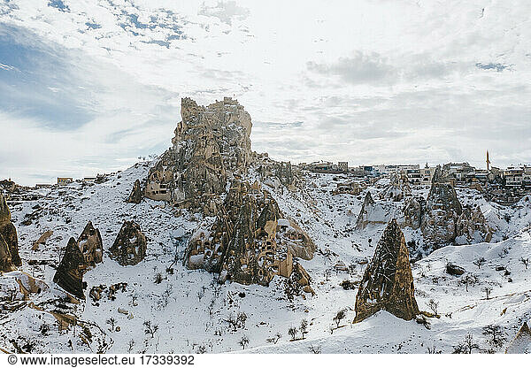 Türkei  Kappadokien  Landschaft mit verschneitem Burgberg