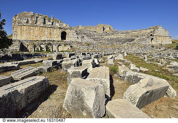 Türkei  Karien  antikes Tetrapylon an der archäologischen Stätte von Aphrodisias  antikes römisches Theater