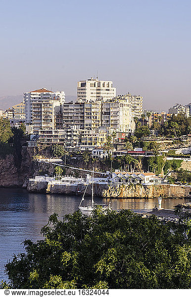 Türkei  Naher Osten  Antalya  Kaleici  Stadtansicht mit Hafen