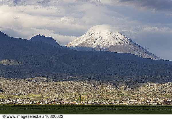 Türkei  Ostanatolien  Provinz Agri  Dogubayazit  Blick auf den Kleinen Ararat