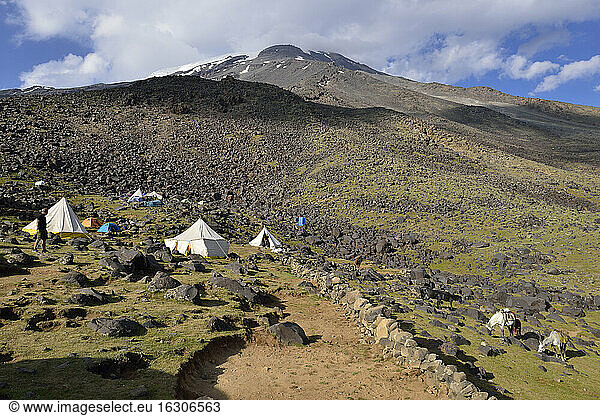 Türkei  Ostanatolien  Provinz Agri  Nationalpark Berg Ararat  Zeltlager im Ararat-Basislager