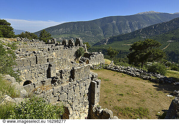 Türkei  Provinz Antalya  Blick auf die archäologische Stätte von Arykanda und das Taurusgebirge