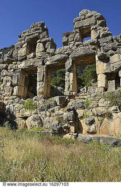 Türkei  Provinz Antalya  Blick über die archäologische Stätte von Arykanda  Ruine der antiken Bäder