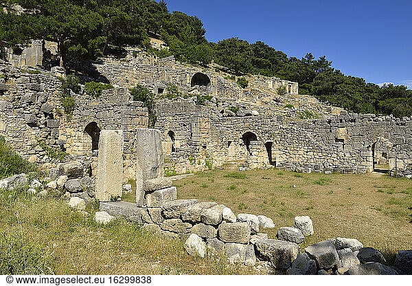 Türkei  Provinz Antalya  Blick über die archäologische Stätte von Arykanda  Ruine des antiken Gymnasiums und Bades