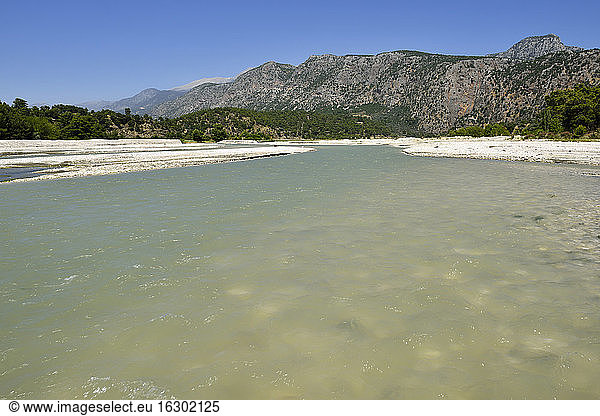 Türkei  Provinz Antalya  Lykien  Blick über den Fluss Esen Cay  Taurusgebirge