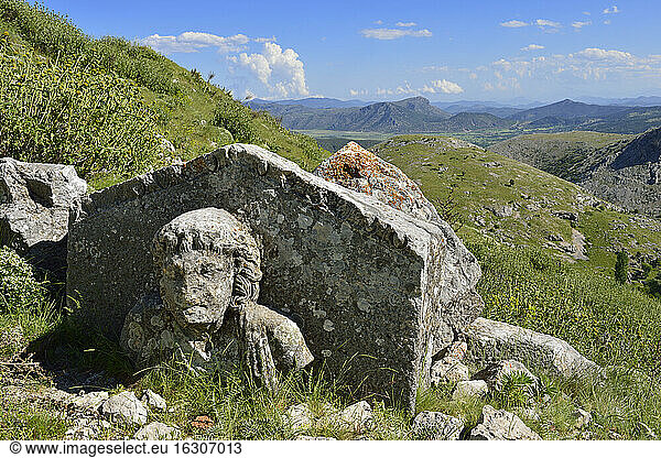 Türkei  Provinz Antalya  Pisidien  antiker Sarkophag in der archäologischen Stätte von Sagalassos vor dem Taurusgebirge
