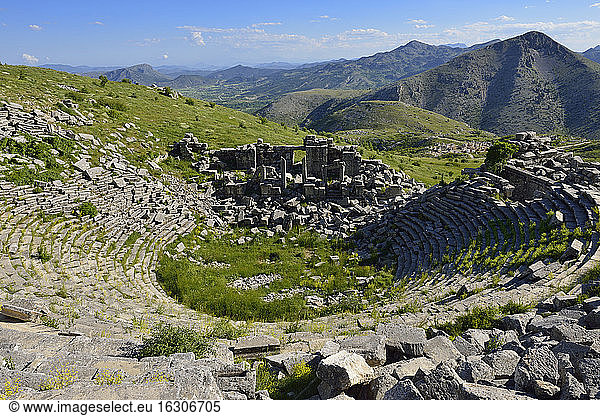 Türkei  Provinz Antalya  Pisidien  Blick auf die antike Theaterruine in der archäologischen Stätte von Sagalassos