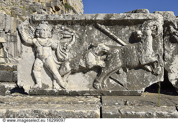 Türkei  Provinz Aydin  Karien  antiker Marmorfries eines jagenden Putto  archäologische Stätte von Milet