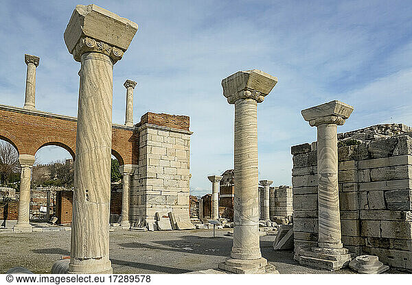 Türkei  Provinz Izmir  Selcuk  Säulen in den antiken Ruinen der Basilika des Heiligen Johannes