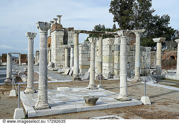 Türkei  Provinz Izmir  Selcuk  Säulen in den antiken Ruinen der Basilika des Heiligen Johannes