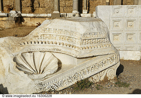 Türkei  Side  Antikes Marmorrelief vor der Agora