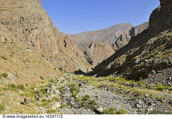 Türkei  Taurusgebirge  Aladaglar-Nationalpark  Yedigoeller-Hochebene  Wandergruppe in der Maden-Schlucht