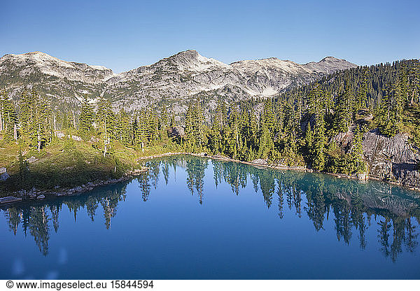 Türkisblauer Alpensee in der Nähe von Vancouver  B.C.