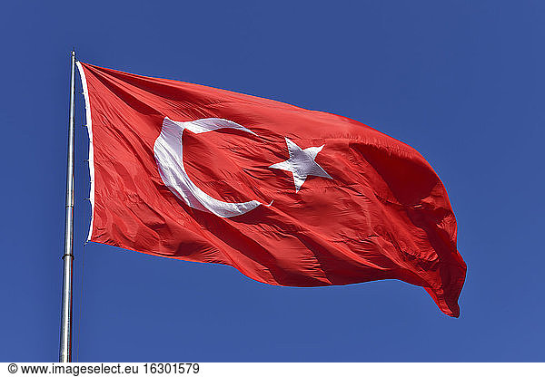 Türkische Flagge im blauen Himmel