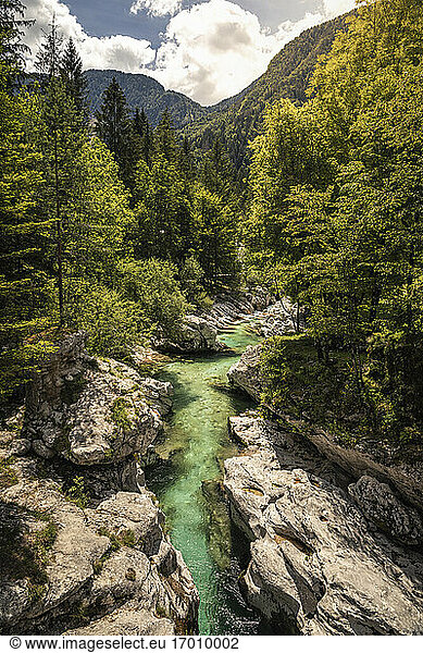 Türkisfarbener Fluss in Berglandschaft