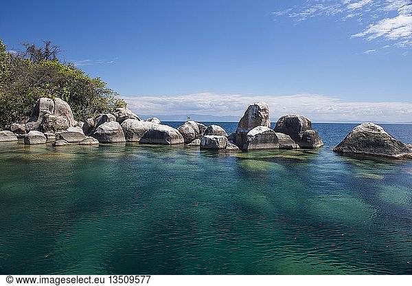 Türkisfarbenes klares Wasser und Granitfelsen  Mumbo-Insel  Cape Maclear  Malawi-See  Malawi  Afrika