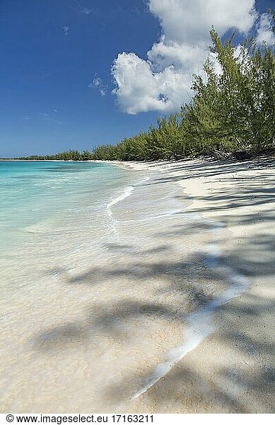 Türkisfarbenes Wasser und Wellen an der Küste des Man O' War Beach auf Cat Island  Bahamas.