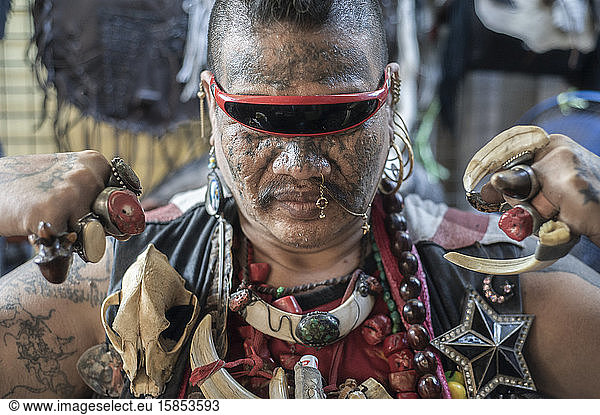 Tätowierter Punk-Mann auf dem Wochenendmarkt von Chatuchak