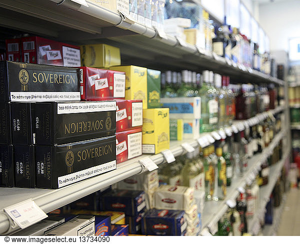 Tabak- und Alkoholprodukte im Duty-free-Shop des Flughafens  Rhodos  Griechenland