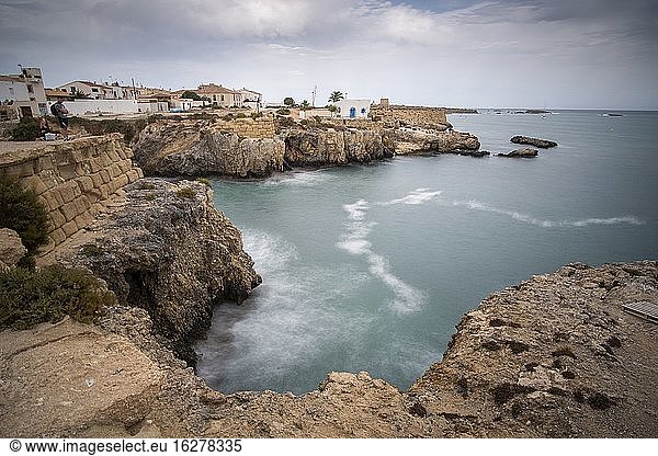 Tabarca Insel Alicante Spanien im Juli 2020: Nova Tabarca ist die größte Insel der Valencianischen Gemeinschaft und die kleinste dauerhaft bewohnte Insel Spaniens. Sie ist bekannt für ihr Meeresschutzgebiet.