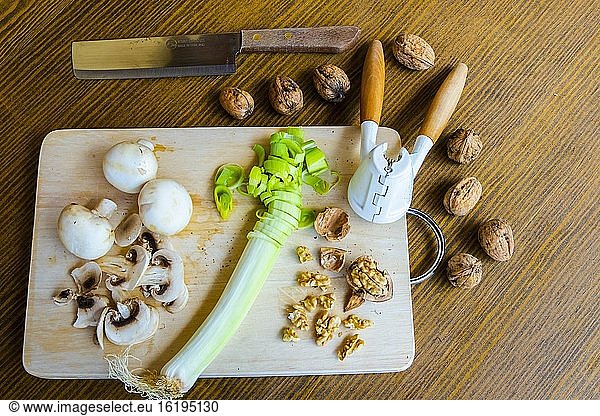 Tabelle mit vegetarischen Diätprodukten wie Walnüssen  Pilzen und Lauch.