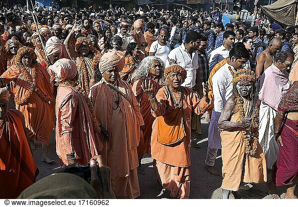 Tag des Shivaratri  der die Kumbh Mela abschließt  Sadhus oder Sadhvi-Frauen  die sich von den Zyklen der Wiedergeburten lossagen  um mit dem Göttlichen und dem Kosmischen zu verschmelzen. benares  UP  Indien.