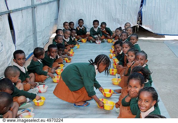 Tag  Fürsorglichkeit  Gebet  Schule  essen  essend  isst  Bethlehem  Äthiopien  Mittagessen