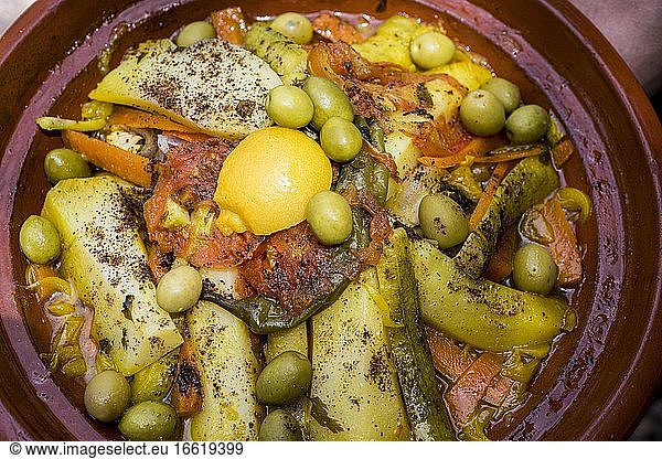 Tajine  typisch marokkanisches Essen im Tontopf  Hühnchen mit Zitrone und Oliven  Gemüse und Kartoffeln  Marokko  Afrika