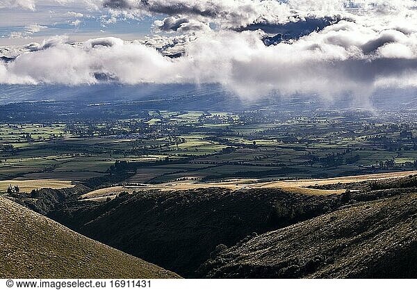 Tal am Fuße des Vulkans Illiniza Norte  Provinz Pichincha  Ecuador