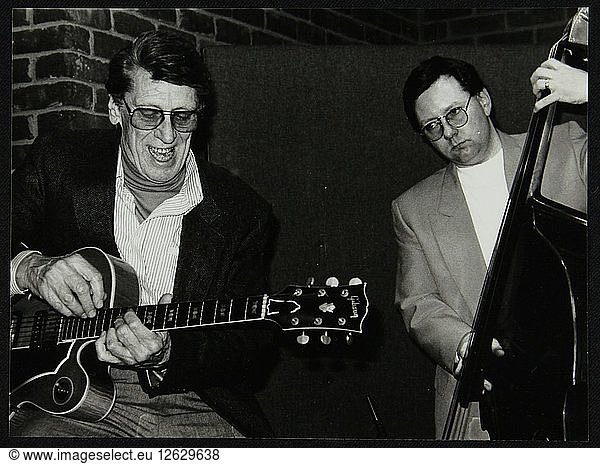 Tal Farlow und Leon Clayton spielen in The Fairway  Welwyn Garden City  Hertfordshire  1992. Künstler: Denis Williams