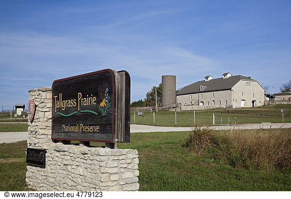 Tallgrass Prairie Naturschutzgebiet  das von der amerikanischen National Park Service Behörde verwaltet wird  hier steht eines der wenigen verbliebenen Tallgrass-Präriegebiete unter Schutz  die früher 140 Millionen Morgen Land in Nordamerika bedeckten  das 10.000 Morgen große Schutzgebiet umfasst auch die frühere Spring Hill-Z Bar Ranch  Strong  Kansas  USA