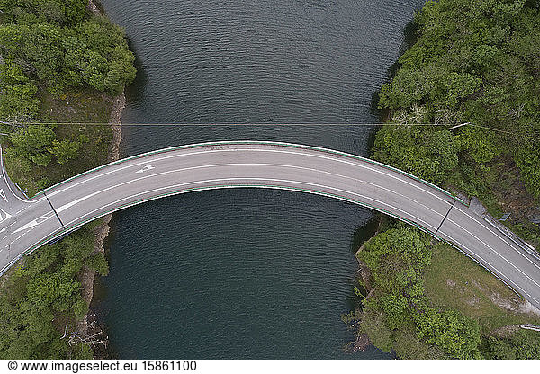 Tanes-Stausee-Brücke aus zenitaler Sicht