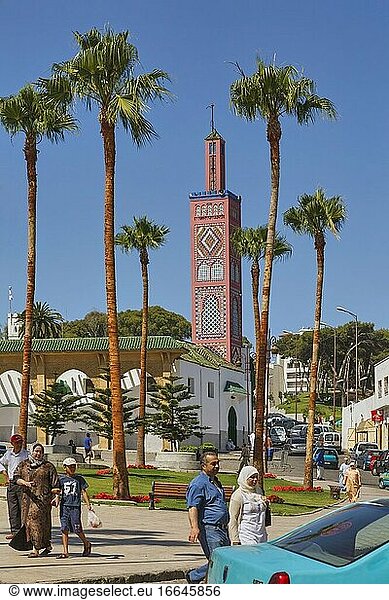 Tanger  Präfektur Tanger-Asilah  Marokko. Sidi Bou Abib Moschee in Grand Socco. Offiziell bekannt als Place du Grand 9 Avril 1947.
