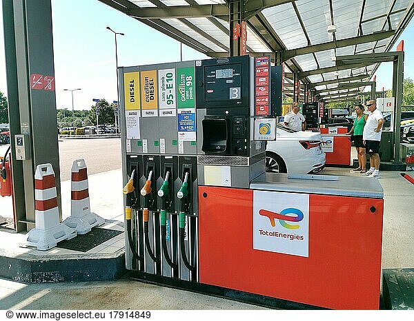 Tanksäule mit Zapfpistolen für Benzin und Diesel an einer Autobahntankstelle in Frankreich  Automatisches Bezahlsystem mit Kartenzahlung  Automatentankstelle