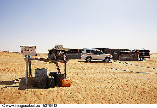 Tankstelle in der Wüste  Wahiba Sands  Oman