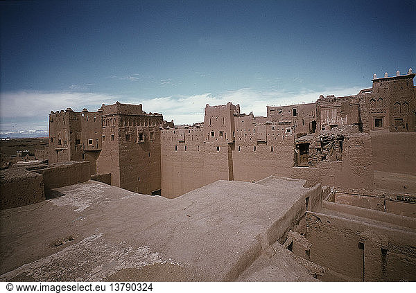 Taourirt kasbah  Dieses Foto wurde 1979 vor der Restaurierung der Stätte im Jahr 1996 und der Erweiterung der modernen Stadt Quarzazate aufgenommen. Marokko. Islamisch. Aus dem 17. Jahrhundert nach Christus. Quarzazat.