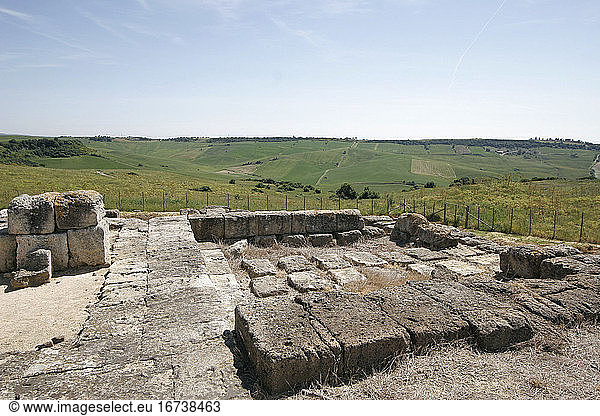 Tarquinia (Latium,  Italy), 
Acropolis at the Pian di Cività, 
so-called Ara della Regina
(Etruscan temple,  c. 360 BC.; base 77 × 35m). Partial view. Photo,  May 2006.