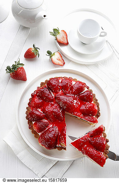 Tart with cheese and strawberries