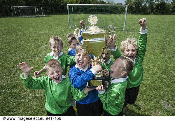 Tasse Junge - Person Erfolg halten jung Fußballmannschaft
