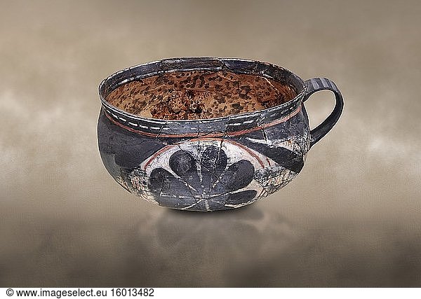Tassen aus der minoischen Eierschalen -Keramik von Kamares mit polychromen Verzierungen  aus einem Set  das im Phaistos-Palast 1800-1600 v. Chr. gefunden wurde  Archäologisches Museum Heraklion Diese Tassen  die als Teile von Sets im Phaistos-Palast gefunden wurden  wurden aufgrund ihrer sehr dünnen Wände Eierschalen -Keramik genannt. Diese Art von Keramik ist nach der Kamares-Höhle benannt  in der diese Art von Keramik erstmals gefunden wurde.